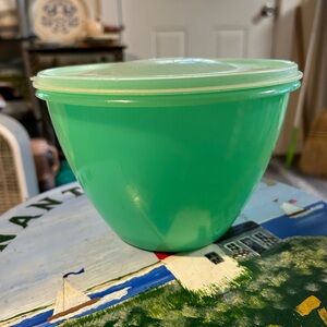Vintage Tupperware crisp-it container for iceberg lettuce in jadeite green.